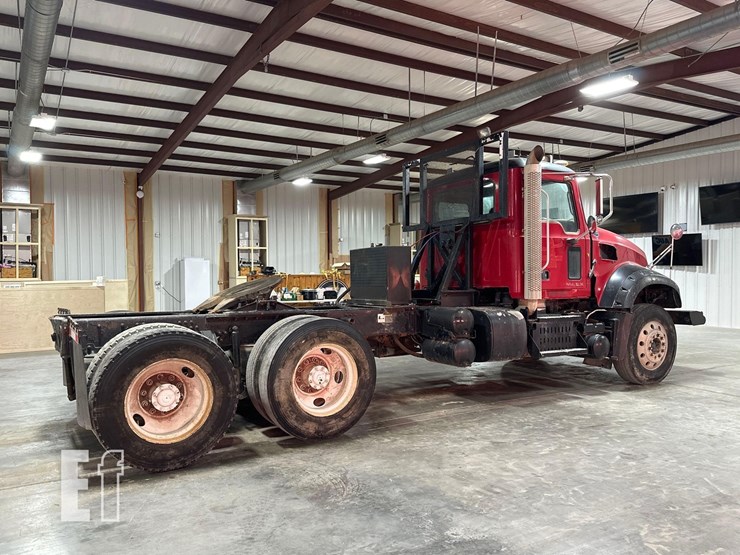 2012-mack-granite-gu713-image-3