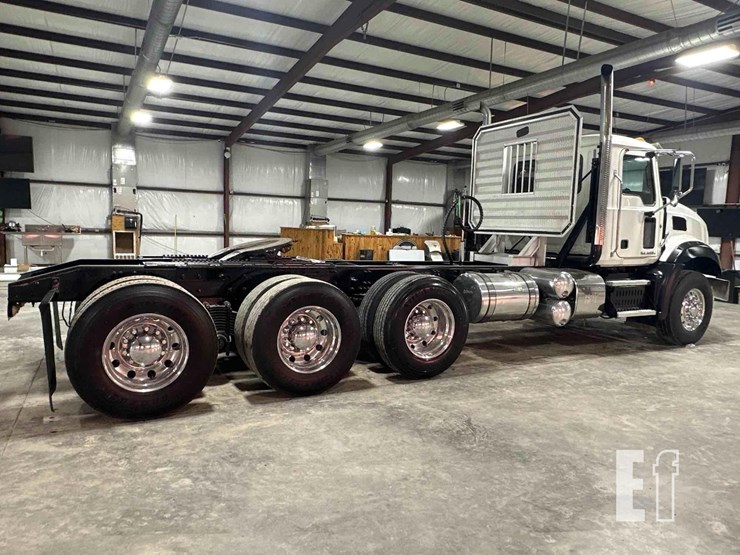 2012-mack-granite-gu813-image-4