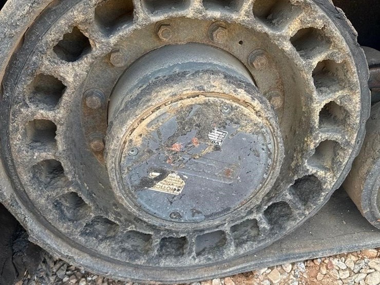 2018-volvo-p7110b-image-31