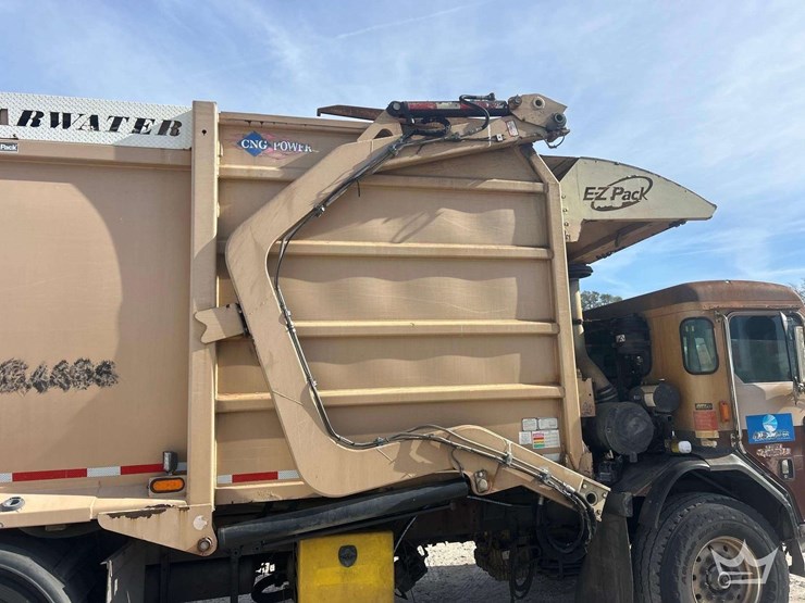 2018-peterbilt-320-image-27