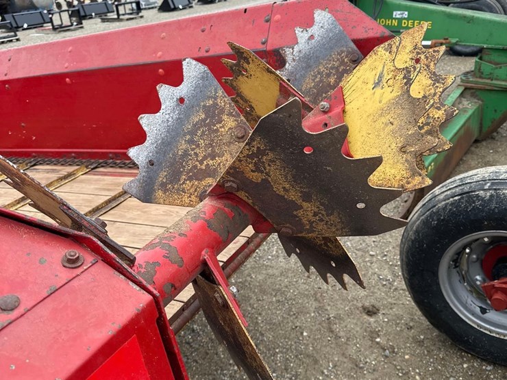 new-holland-329-image-6