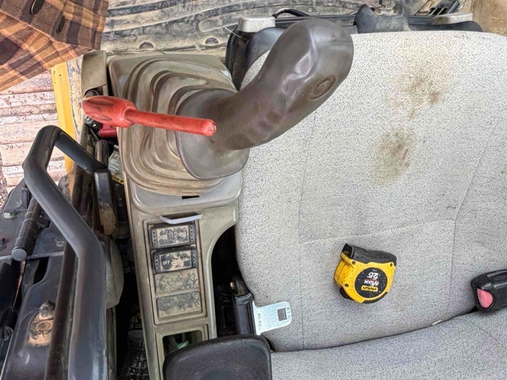 2013-deere-245g-lc-image-15