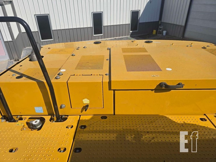 2020-caterpillar-323-image-39