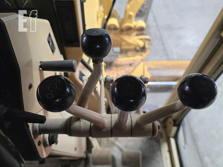 2001-caterpillar-140h-image-18