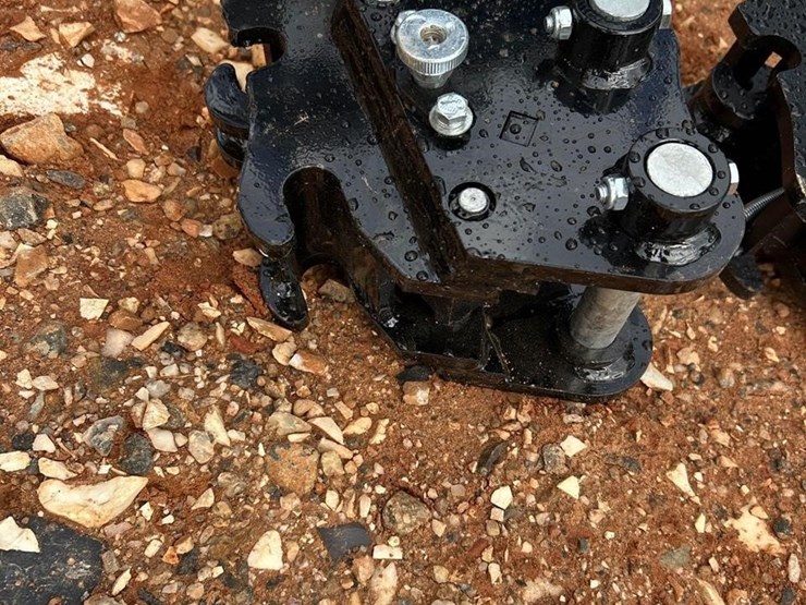 iranch-mini-excavator-quick-coupler-image-1