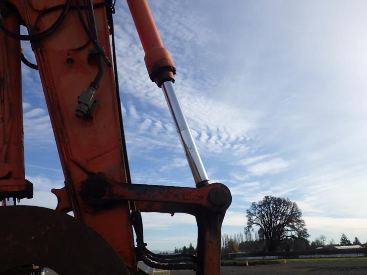 hitachi-zx225us-lc-image-19