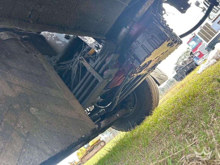 2018-peterbilt-320-image-25