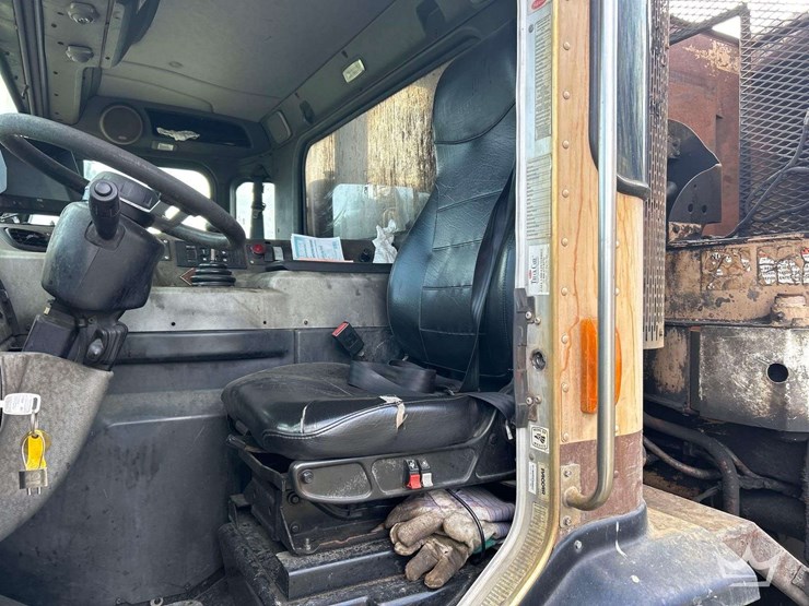 2018-peterbilt-320-image-17