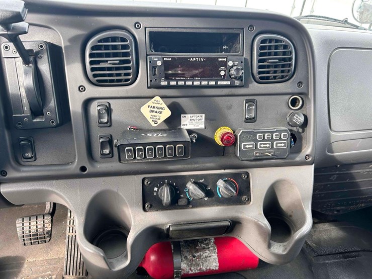 2015-freightliner-box-truck-image-22