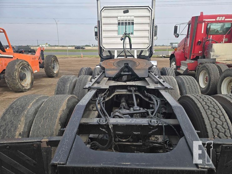 2012-mack-granite-gu813-image-31