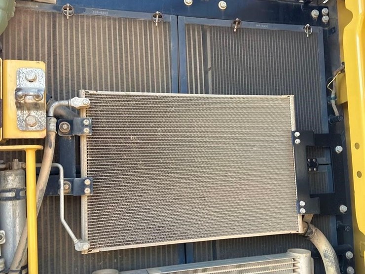 2018-caterpillar-320-image-23