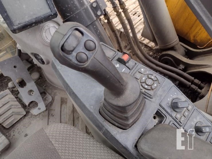 2015-volvo-ec220e-lr-image-14