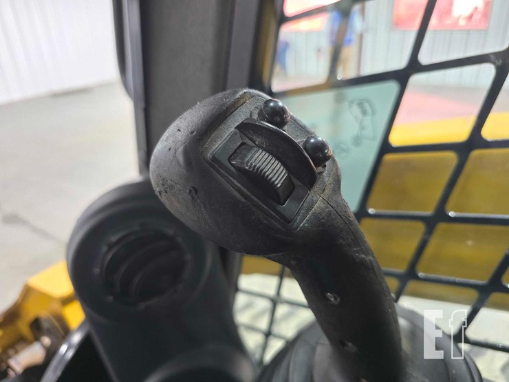 2015-caterpillar-299d-xhp-image-16