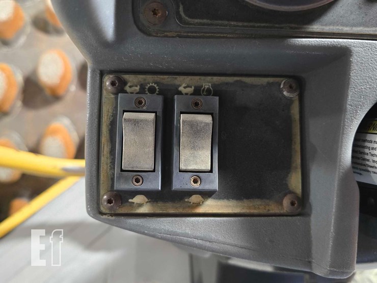 2005-caterpillar-cp-563e-image-25