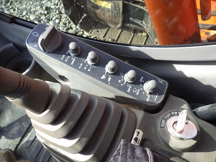 hitachi-zx225us-lc-image-36