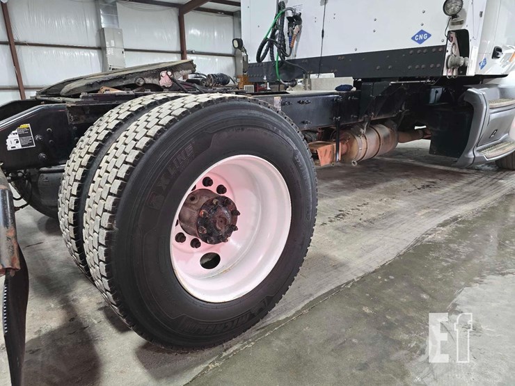 2017-peterbilt-579-image-12