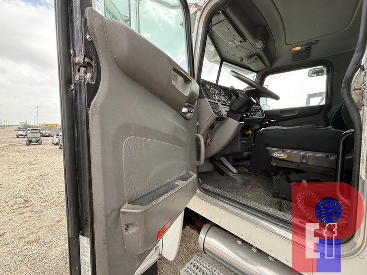 2014-peterbilt-388-image-13