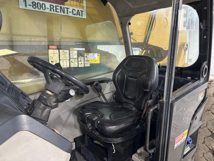 2017-caterpillar-tl1055d-image-9