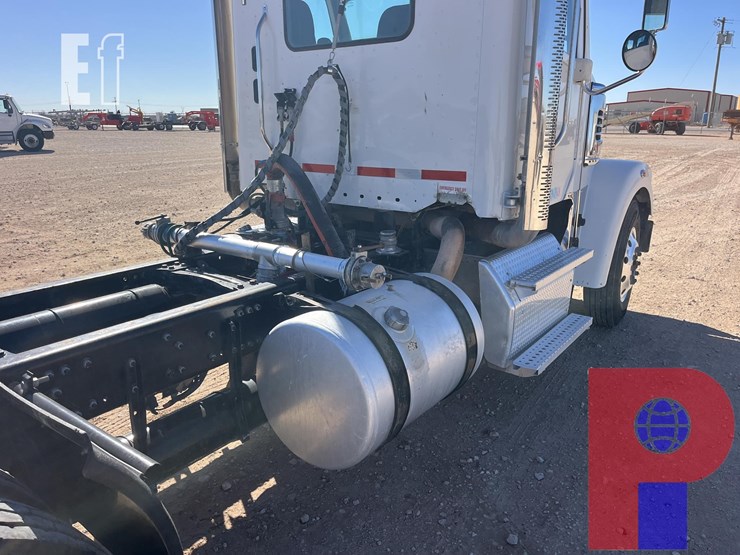 2020-freightliner-coronado-122-sd-image-3