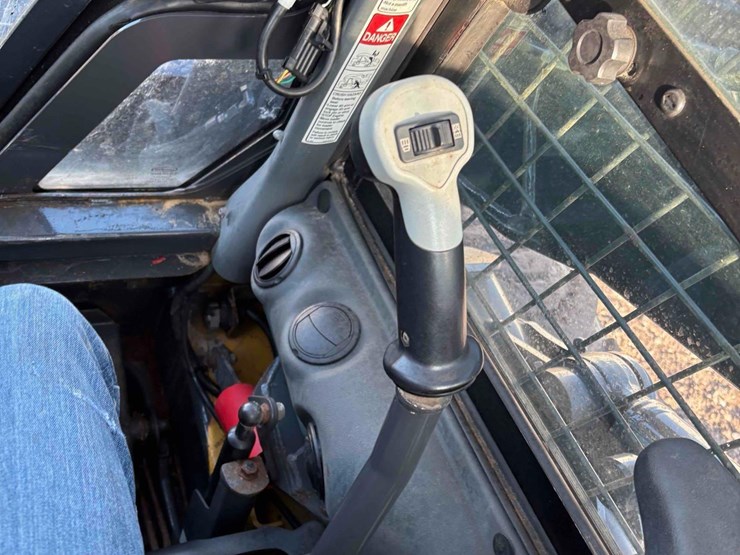 2012-new-holland-l225-image-19