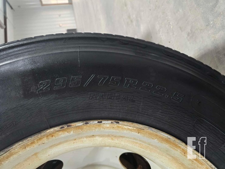 2013-volvo-vnl64t300-image-26