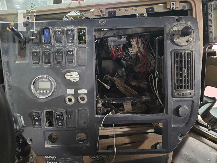 2012-mack-granite-gu713-image-14