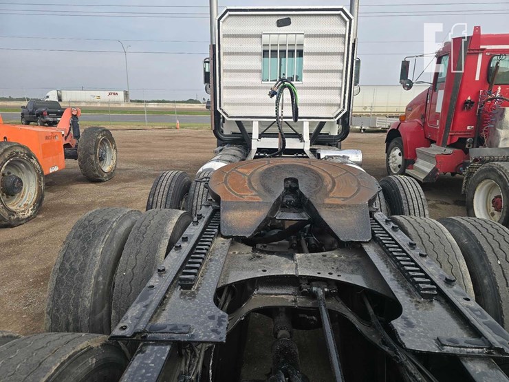 2012-mack-granite-gu813-image-32