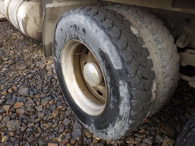 1990-peterbilt-379-image-22