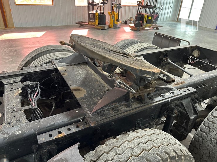 2012-mack-granite-gu713-image-11