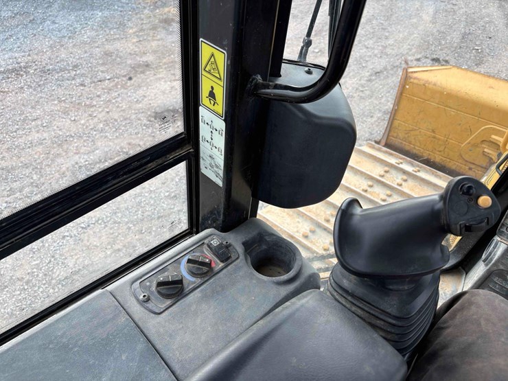 2015-caterpillar-d5k2-lgp-image-19