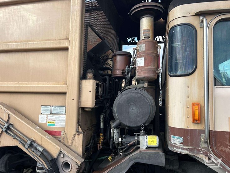 2018-peterbilt-320-image-20