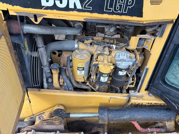 2015-caterpillar-d5k2-lgp-image-13