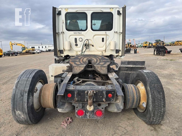 2018-freightliner-cascadia-113-image-8