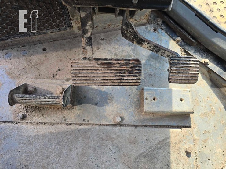 2012-caterpillar-d6t-xw-image-15