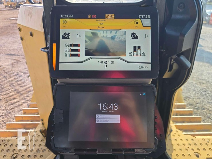 2020-caterpillar-d6-image-16