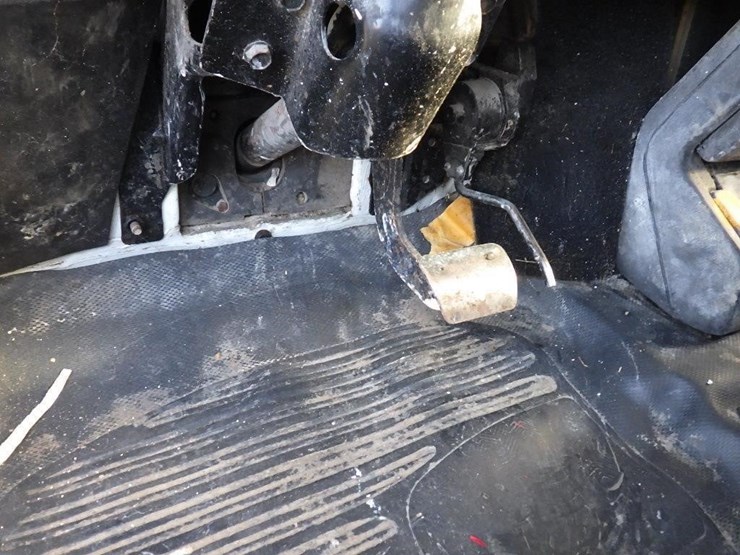 2000-freightliner-fl50-image-17