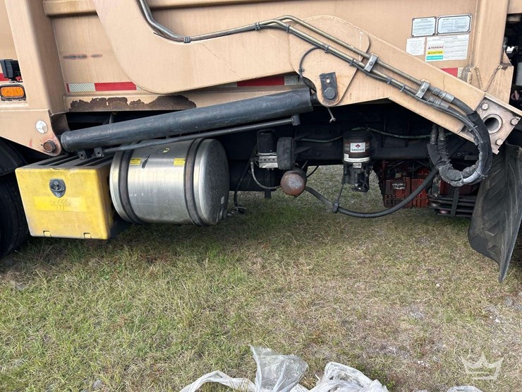 2018-peterbilt-320-image-22