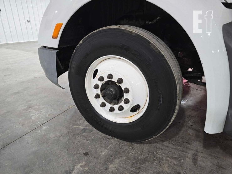 2017-peterbilt-579-image-10