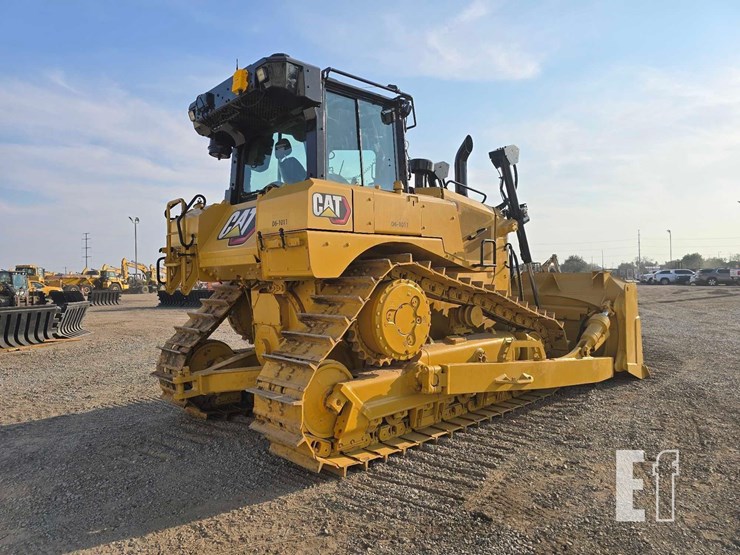 2020-caterpillar-d6-image-3