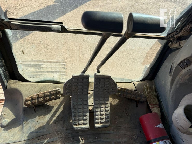 2015-deere-470g-lc-image-11