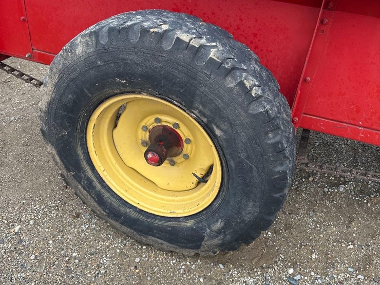 new-holland-329-image-4