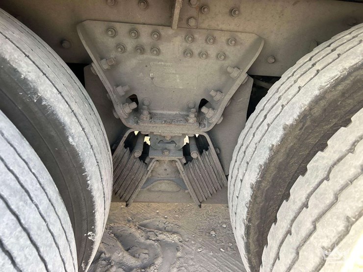 2018-peterbilt-320-image-28