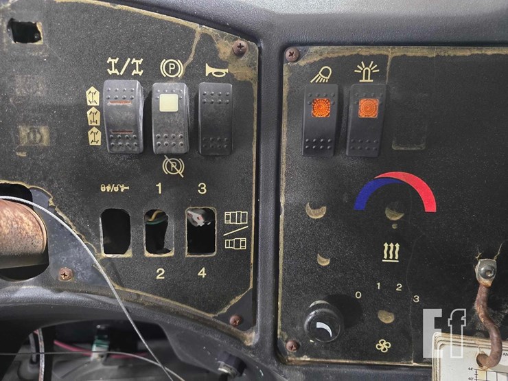 2015-caterpillar-tl642c-image-15