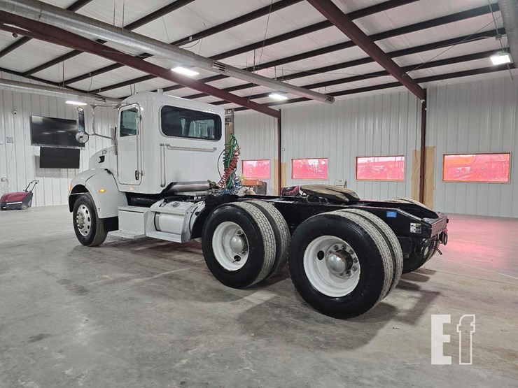 2010-peterbilt-340-image-4