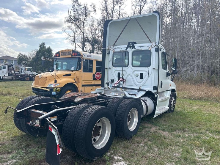 2016-freightliner-cascadia-125-image-3