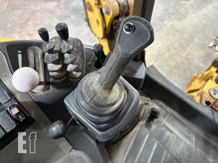 2016-caterpillar-415f2-image-31