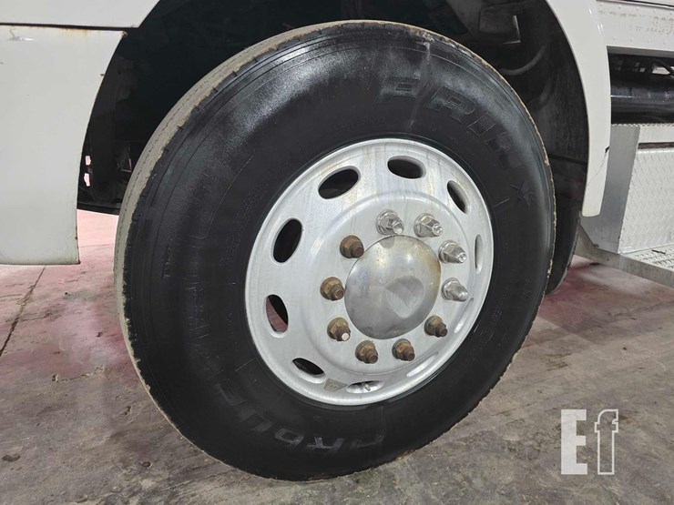 2010-peterbilt-340-image-19