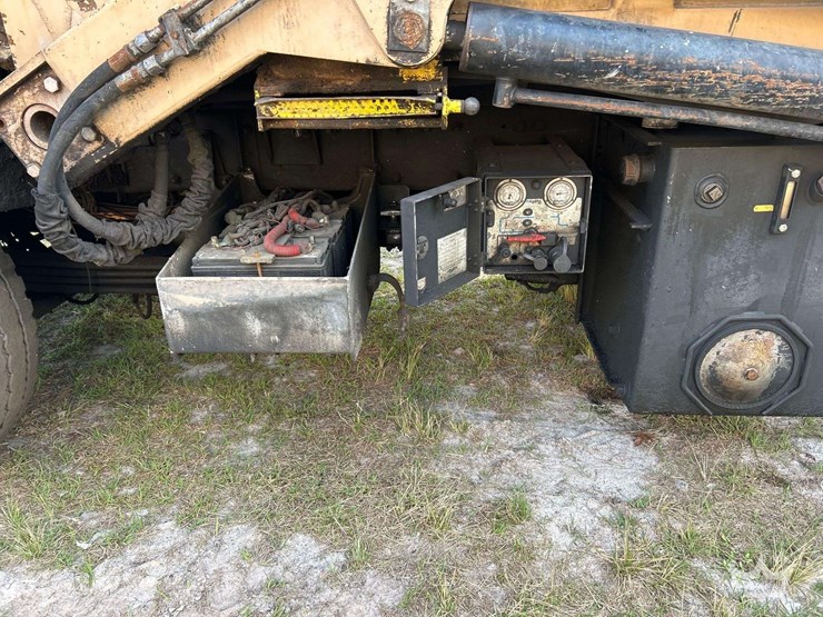 2016-peterbilt-320-image-13