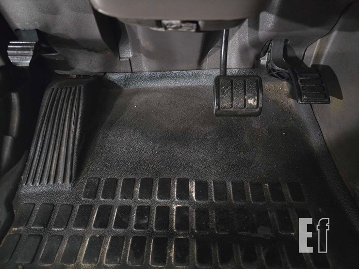 2013-volvo-vnl64t300-image-11