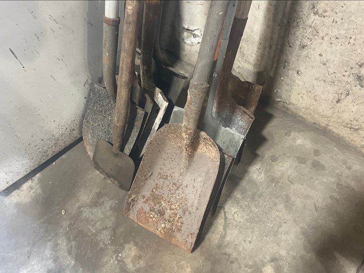 #42-•-lot-of-10-assorted-shovels-image-2